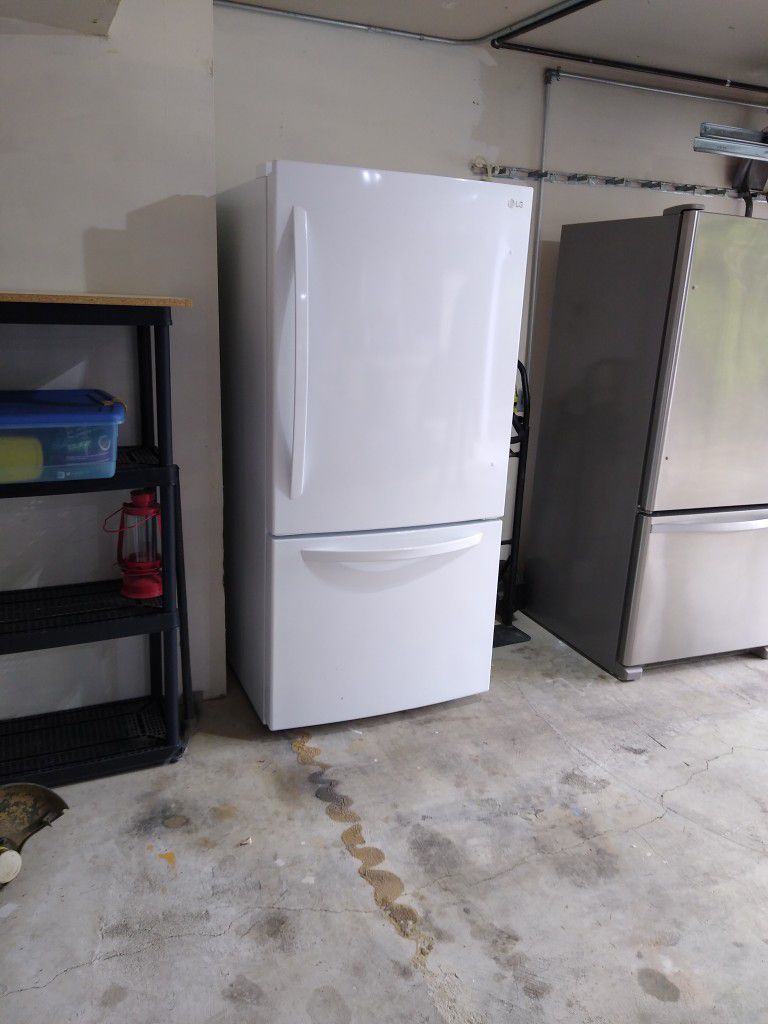 LG Refrigerator With bottom freezer 