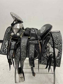 Montura charra bordada con hereje y fuste plateado