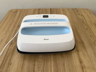Cricut EasyPress 2 Heat Press + Mat & Guides
