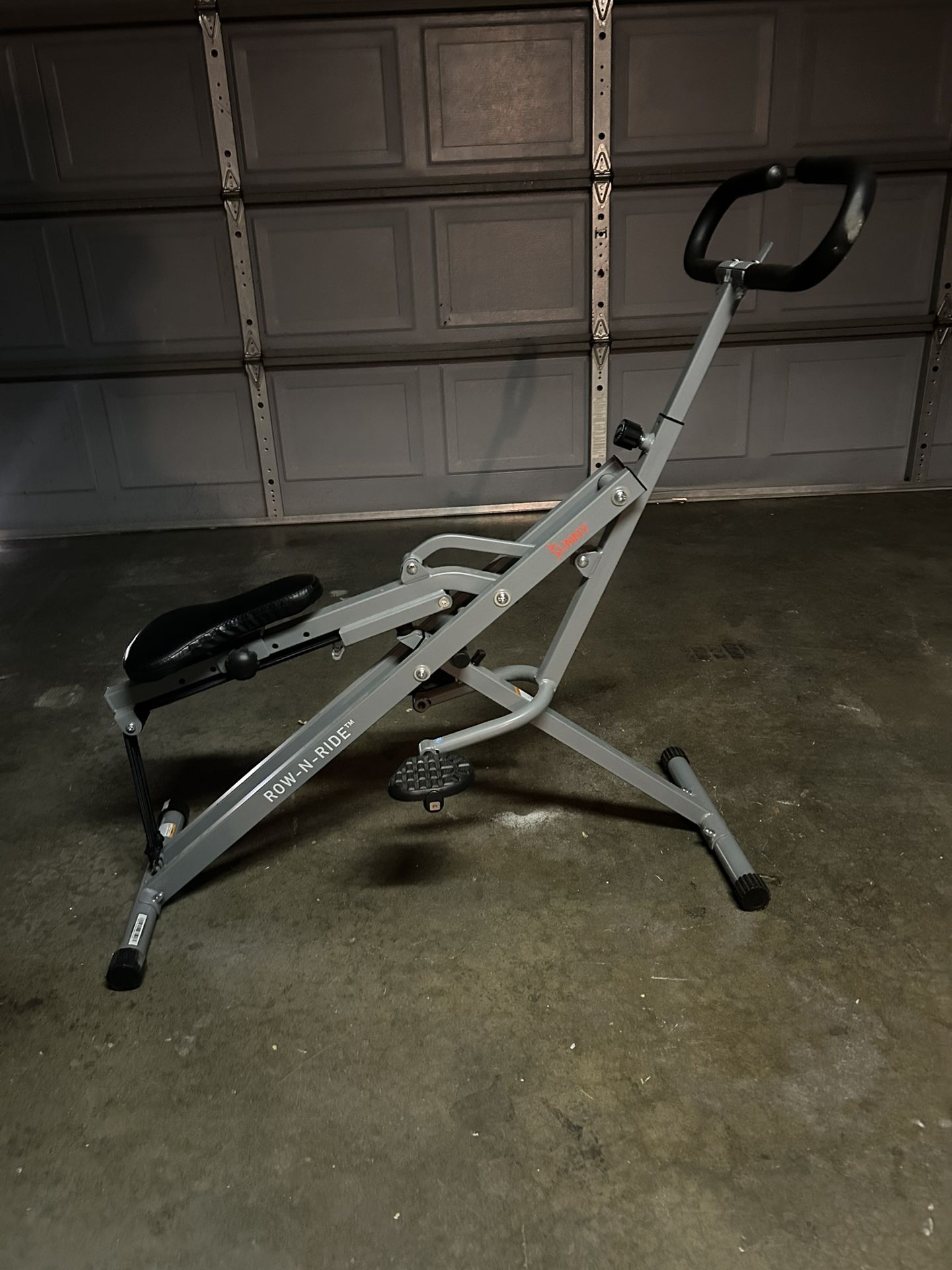 SQUAT Exercise Machine ROW-N-RIDE Sunny Brand logo Bike