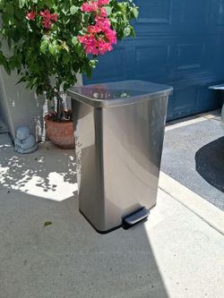 13-Gallon Step Trash Can W16" D11" H26" (clean)
