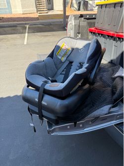 Maxi cosi car seat and base