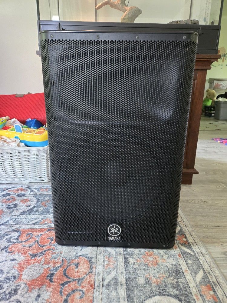 Yamaha DXR15 Mk II Powered Speaker