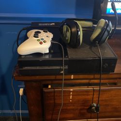 Xbox One  Set  Comes With Controller And Astro Headset