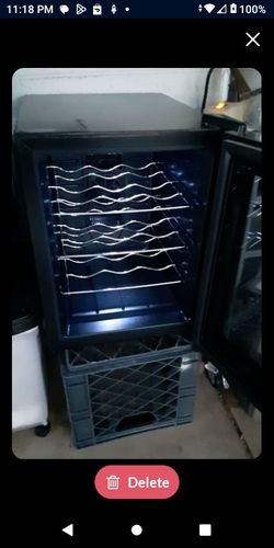 Emerson 12-Bottle Wine Fridge/Cooler - Sleek Black. LIKE NEW