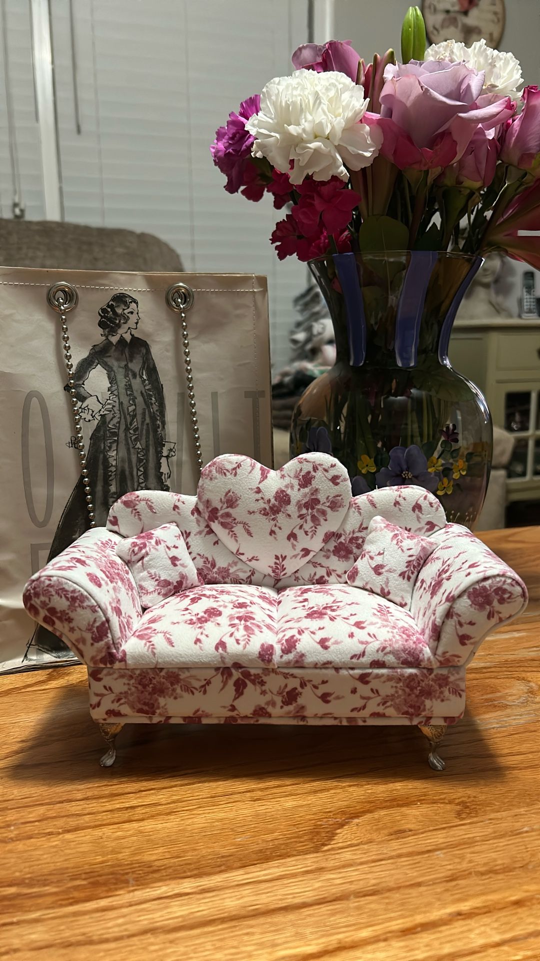 “BEAUTIFUL” Adorable! Sofa Jewelry Box