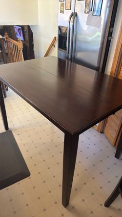 Table with 4 chairs Bartlett pick up