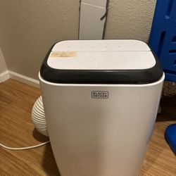 Air Conditioning Unit: Black + Decker