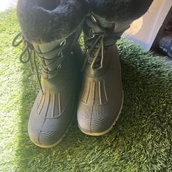 Lady Size 9  Snow Boots