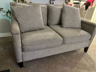 Loveseat super comfortable. DELIVERY 🚚 AVAILABLE.