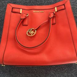 Selling A Michael Kors Purse Salmon Color.