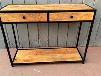 Entry Table in Very Good Condition