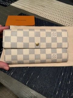 Authentic Louis Vuitton White Damier Wallet for Sale in Englewood