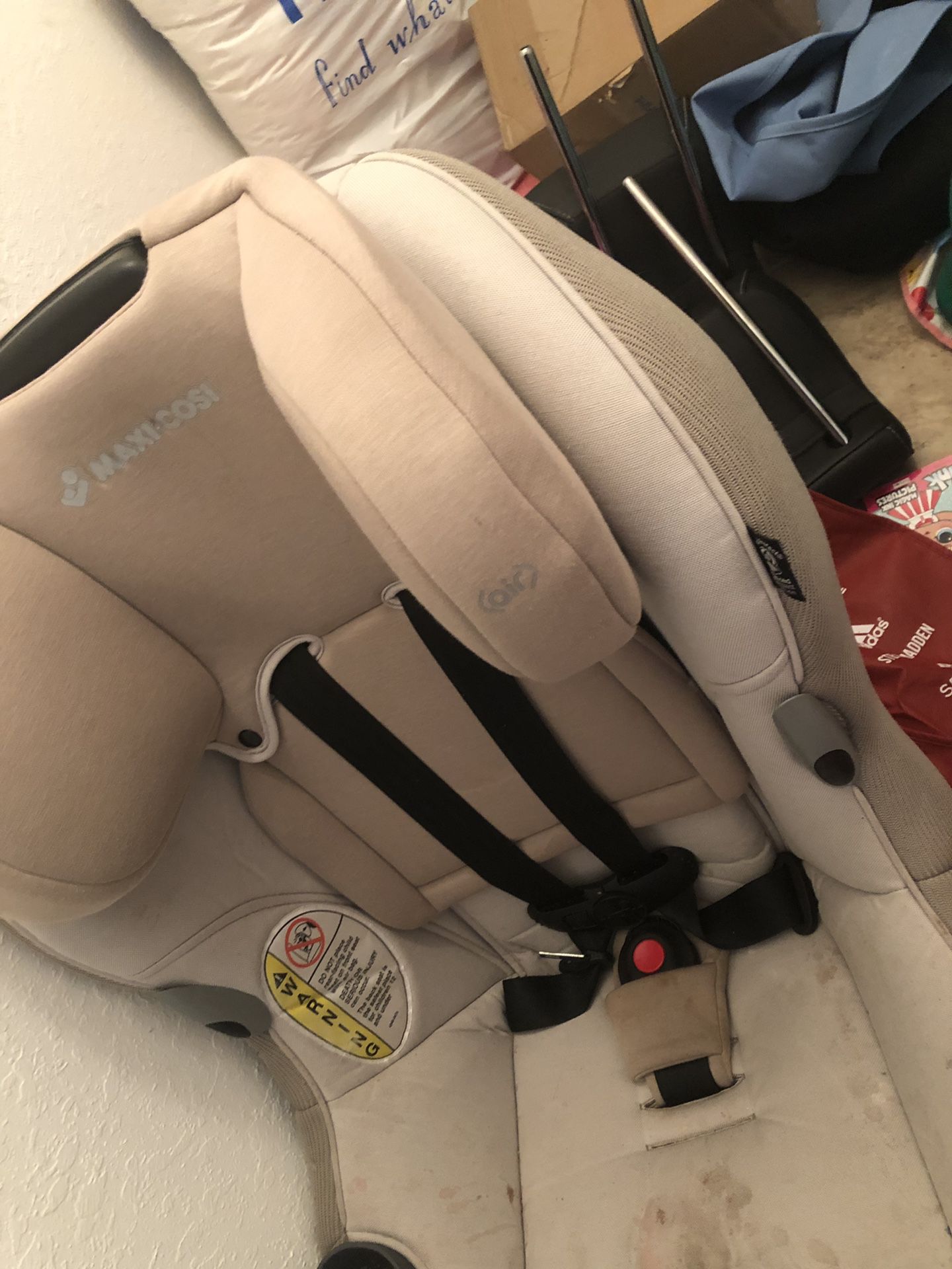 Maxicosi car seat in excellent condition material comes off to wash needs to be washed and that’s it! Unbelievable comfort and padding