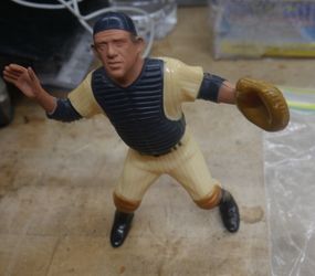 1988 Hartland Yogi Berra 25th Anniversary Baseball Stars collectible. out of box. collectible.