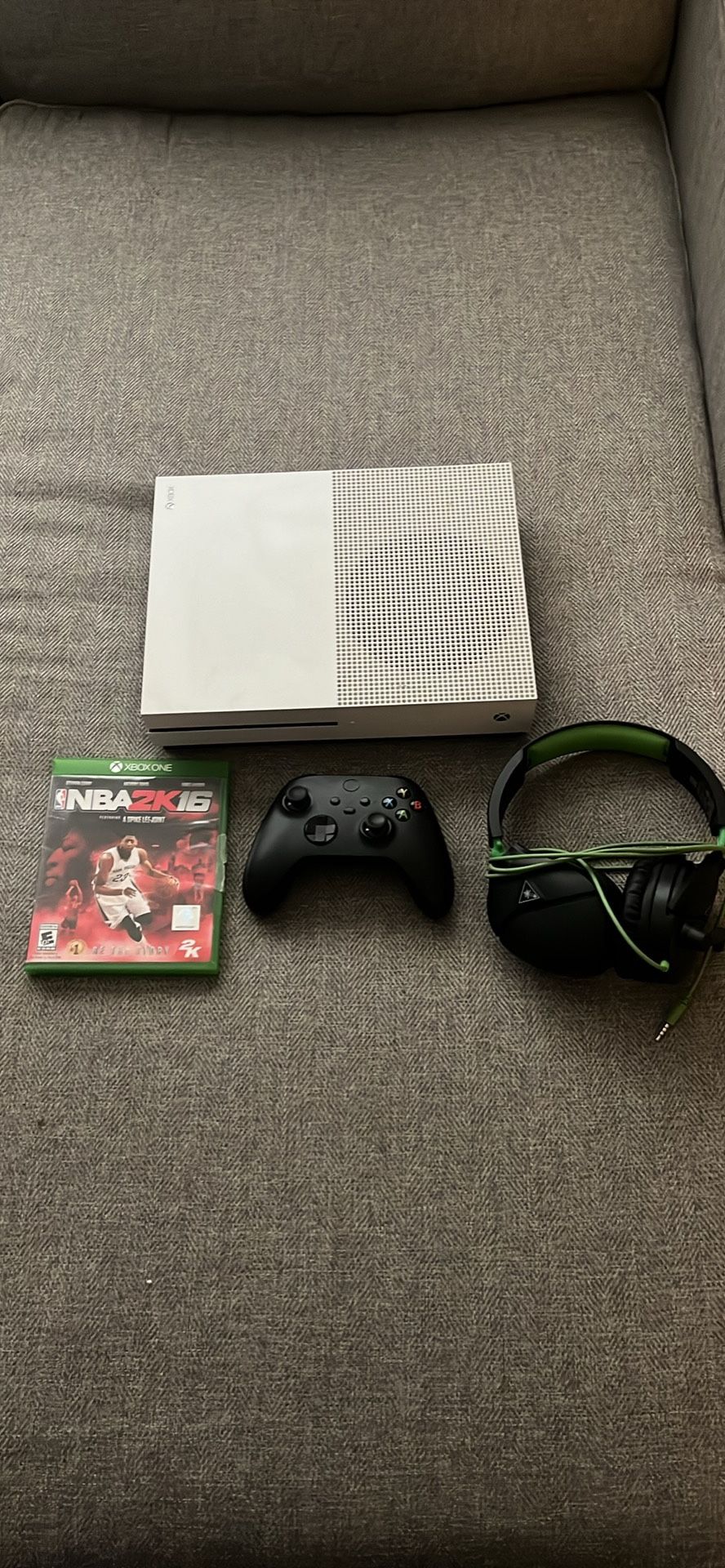 Xbox One S 500gb W Headset And Game 