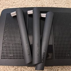 Linksys EA7500 V2 Wireless Router (3 Antennas) —As-is (No Cords, Not Tested)