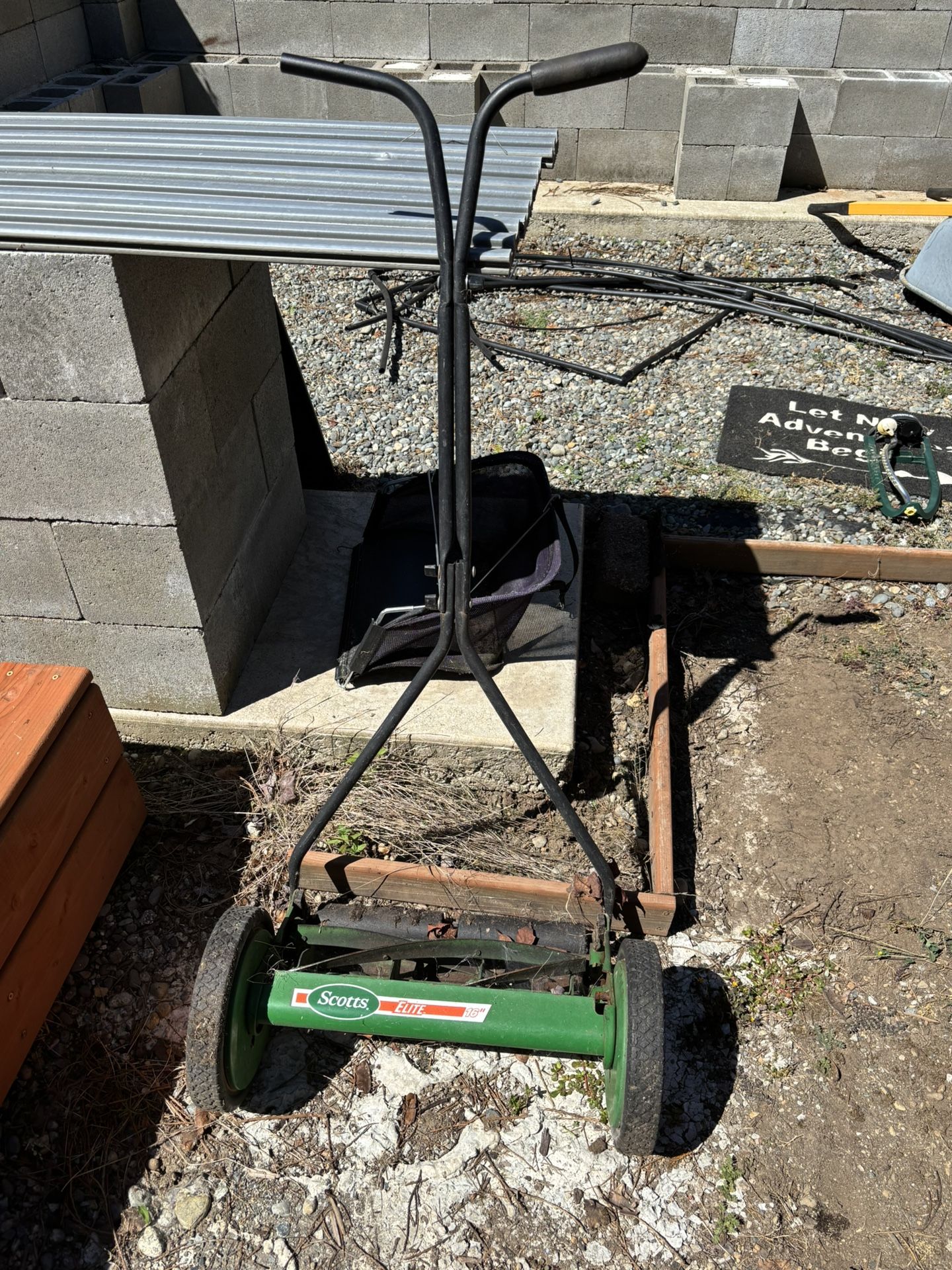 Scott’s 16” Manual Lawn Mower w/ Grass Catcher