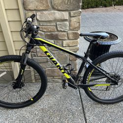 GIANT MOUNTAIN BIKE ADULT SMALL