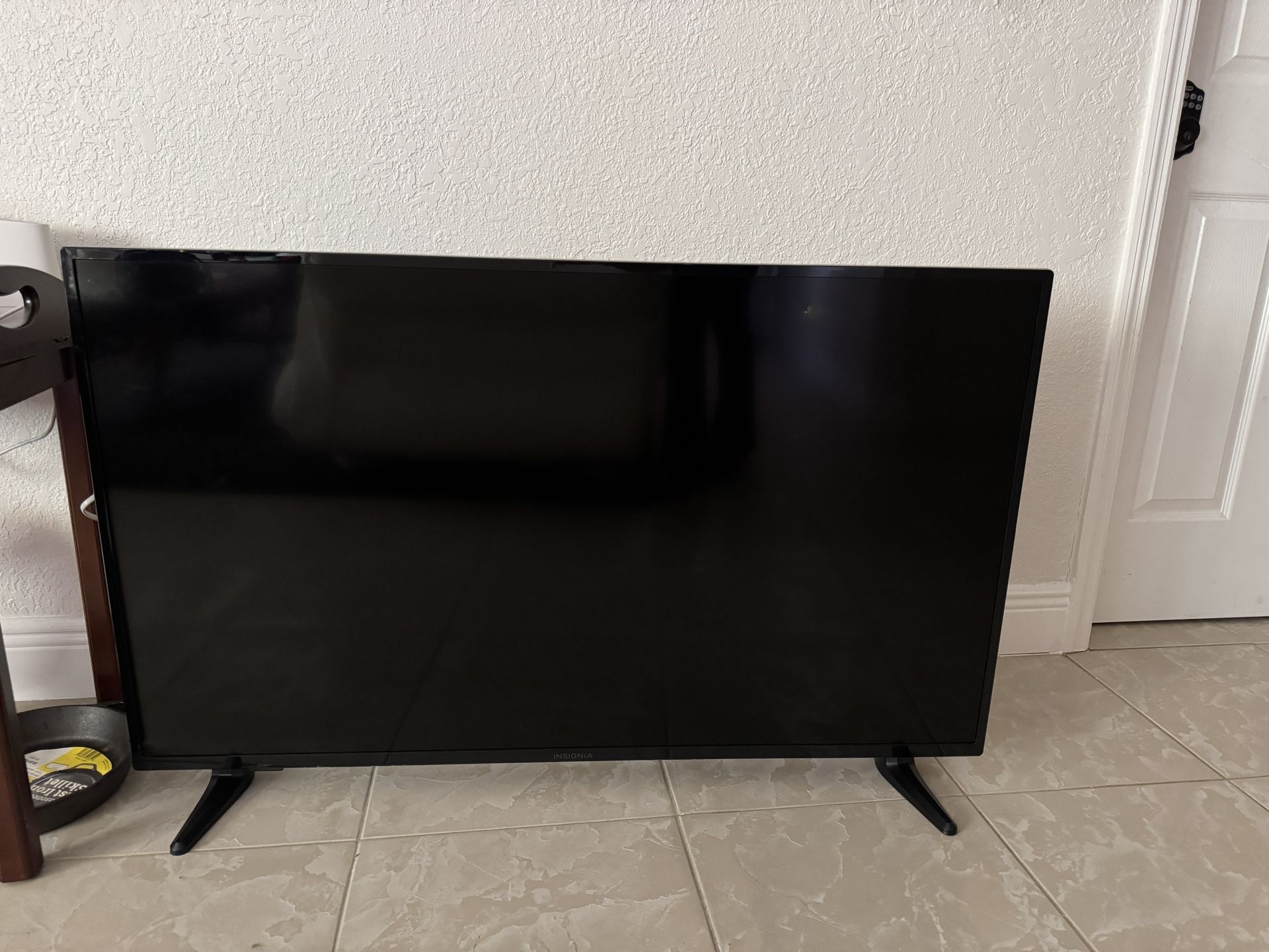 INSIGNIA TV 45 Inches