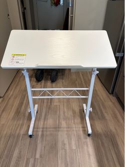 Small standing desk (manually adjustable)