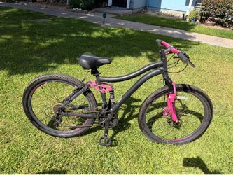 Genesis 26 In. Maeve Women's Mountain Bike, Black and Pink