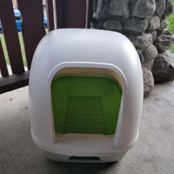 Purina Tidy Cats Breeze Hooded Cat Litter System With A Bright Green Front Entrance Flap