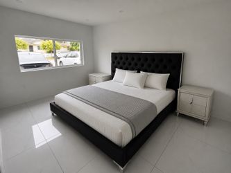 King bed frame / cama king negra de velvet