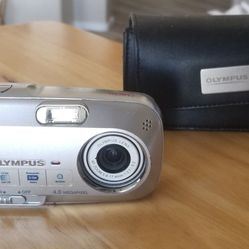 Olympus D-590 Camera w/case