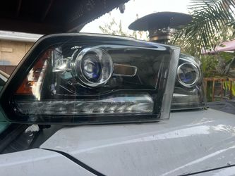 09-18 OEM RAM RT HEADLIGHTS