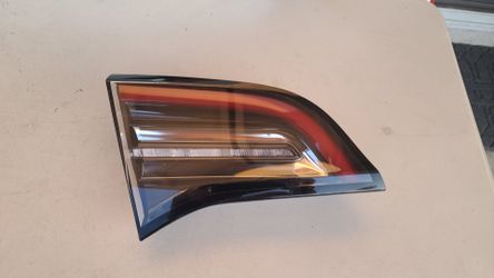 2017 - 2023 TESLA Y / 3 MODEL LEFT TRUNCK LAMP LIGHT DRIVER SIDE GENUINE USED OEM.  B3