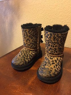 Girls uggs size 9c