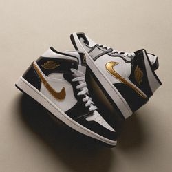 SE Black And gold Jordan 1’s