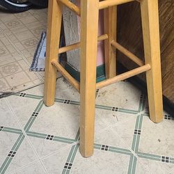 SINGLE WOODEN  BAR STOOL 