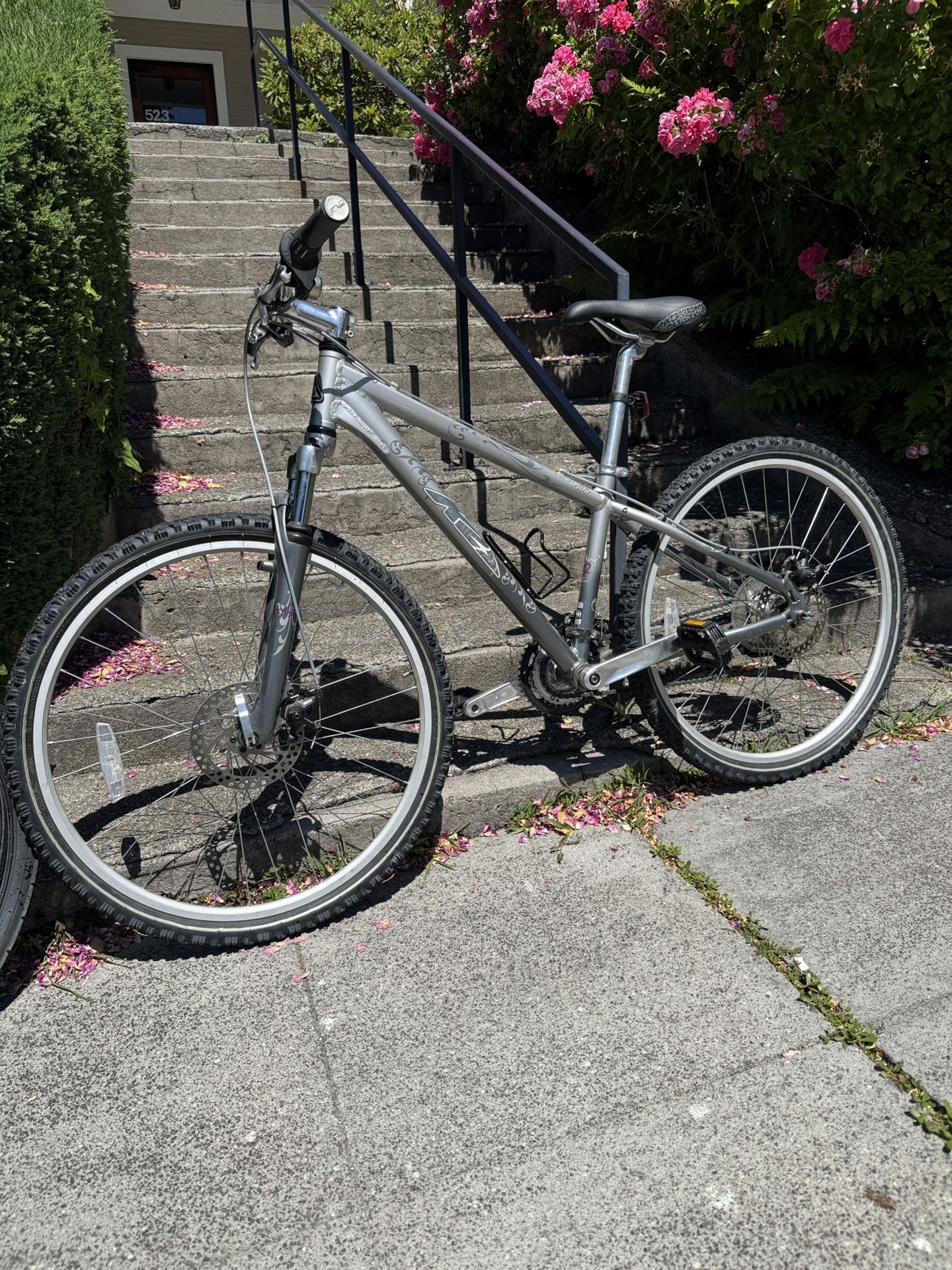 K2 T:Nine Vista Women’s Mountain Bike + Extra Tires – Excellent Condition!