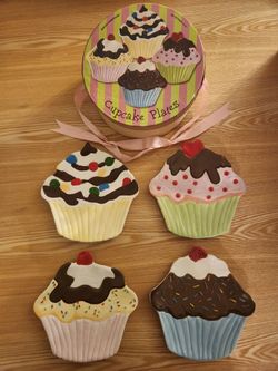 2004 Boston Warehouse Cupcake Plates