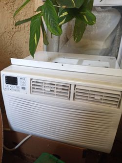 Della Air Conditioner Ac Wall Unit 6000 btu works great