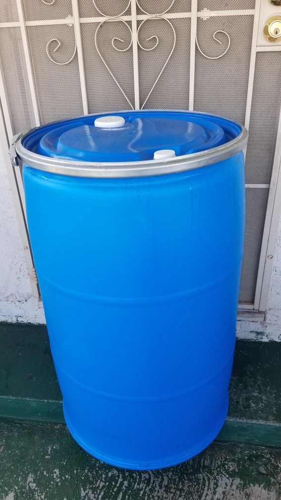 Barriles capacidad de 60 garones limpio para guadar agua o comida de los animales o para cosas de la casa