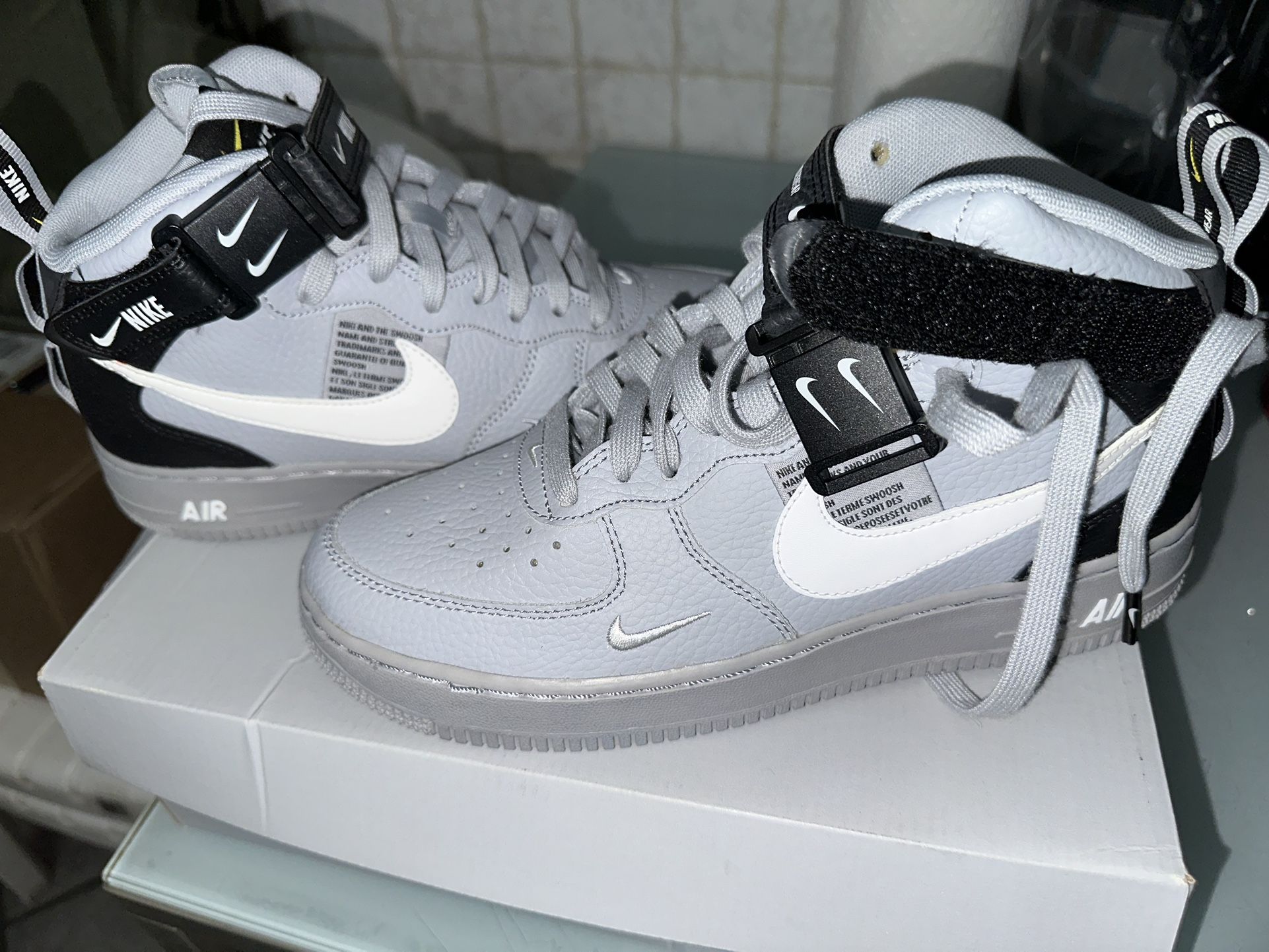 AIR FORCE 1 MID LV8