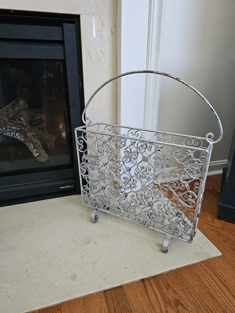 $25.00 - MidCentury Rack, Iron/Gorgeous Design Accents! Great Accent Decor!