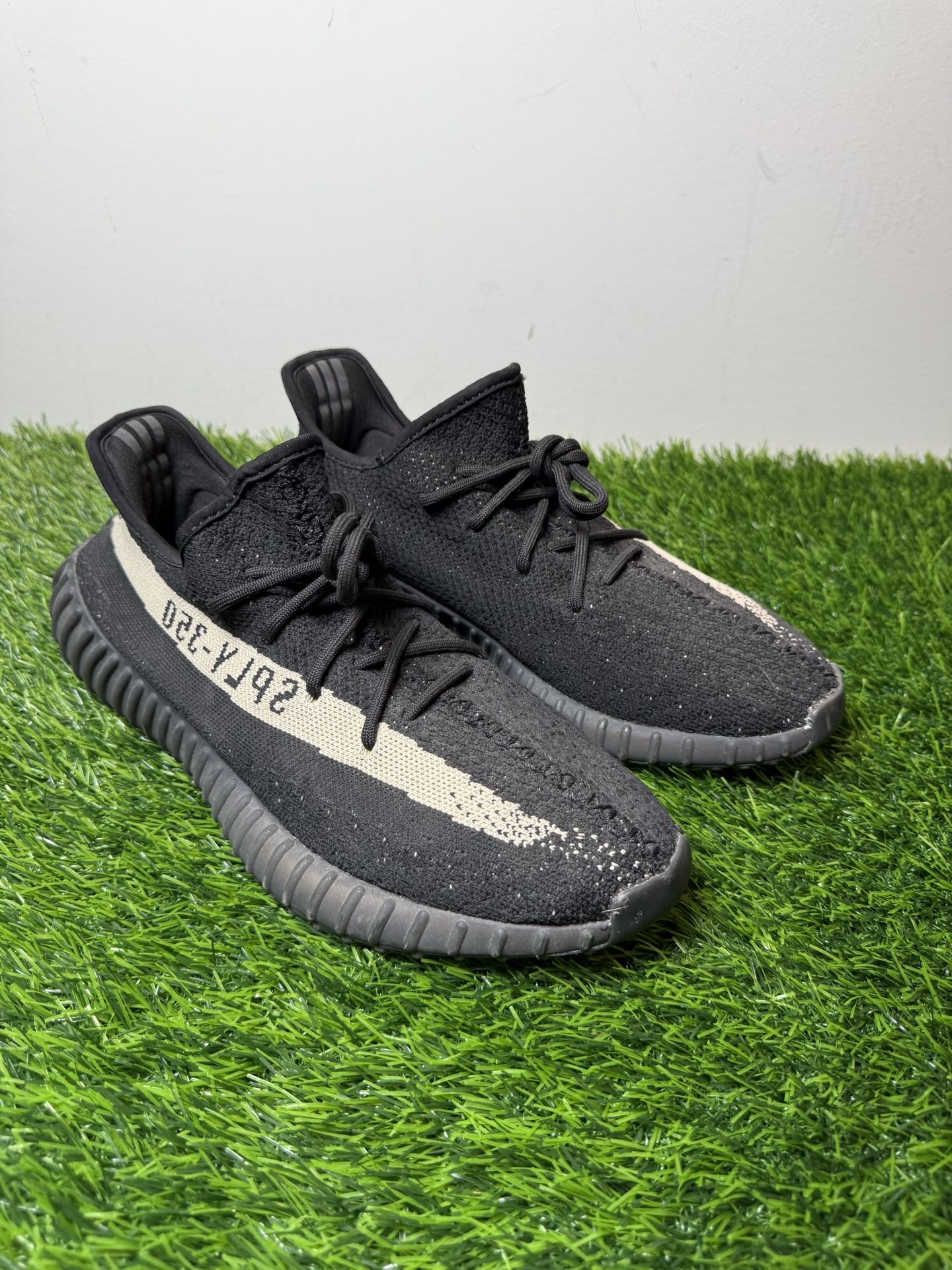 Yeezy 350 Core Black White Size 11 Men's