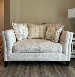 New Rooms to go love Seat