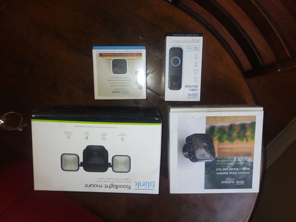 New 4 Piece Home Security Camera Setup 200$