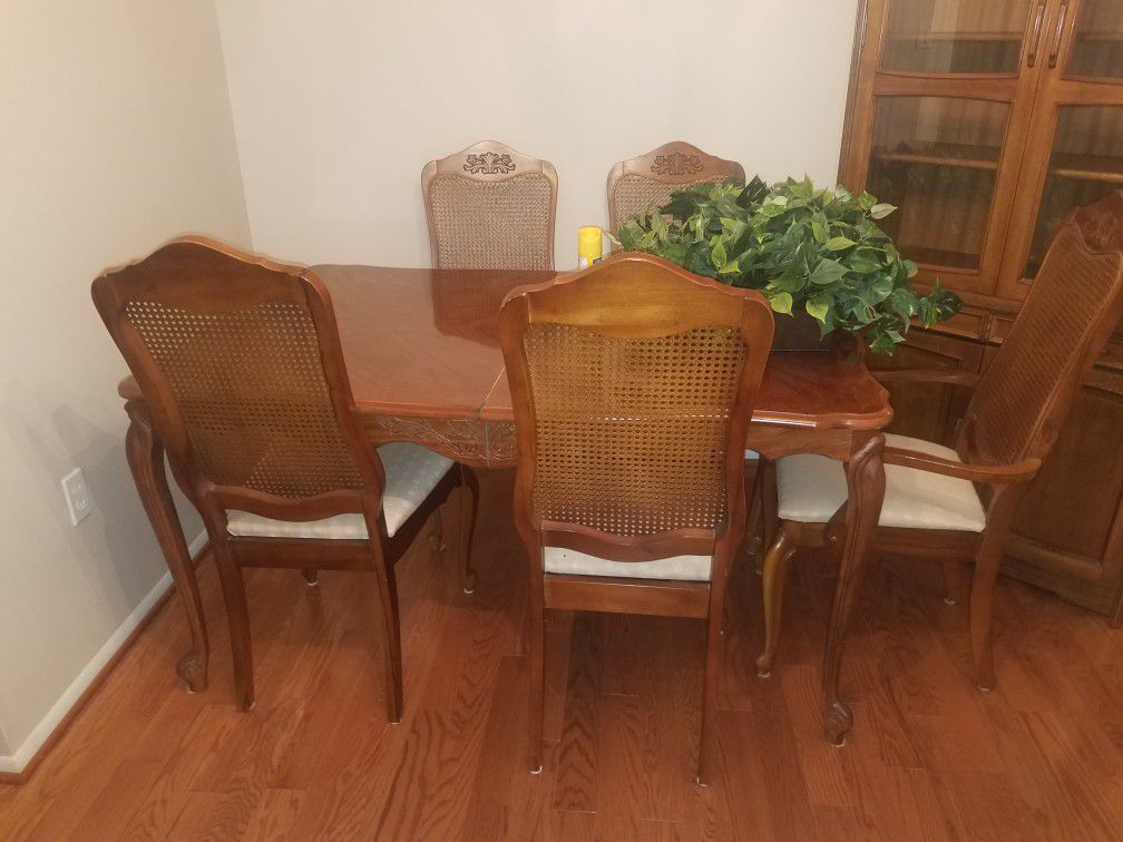 Beautiful Dining Table and Chairs