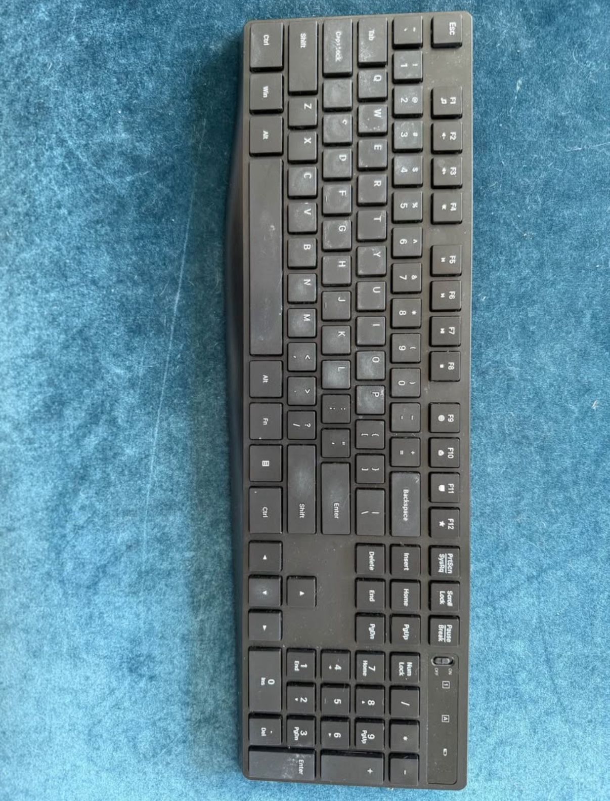 Wireless Keyboard – Full Size with Number Pad ⌨️