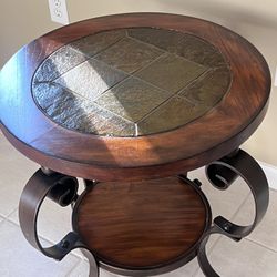 2 Diverse End Tables 