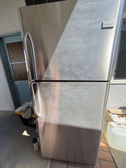Frigidaire refrigerator/ freezer with ice maker