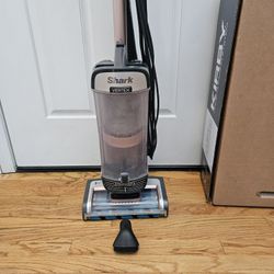 New Cond SHARK VACUUM WITH ATTACHMENT  , AMAZING POWER SUCES  , WORKS EXCELLENT  , IN THE BOX 
