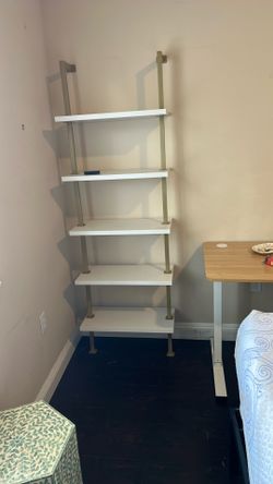 Floating bookshelf