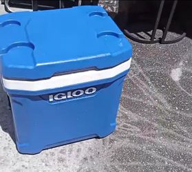 Rolling cooler